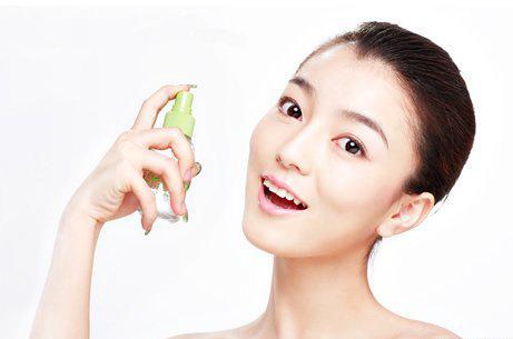 防曬噴霧和防曬霜哪個效果好?兩者有什么區別?-易網健康<a href=http://www.xllyou.com/jkys/ target=_blank class=infotextkey>養生</a>網 防曬噴霧和防曬霜哪個效果好?兩者有什么區別?