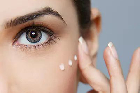 眼霜的正確使用方法 眼霜使用注意事項(xiàng)-易網(wǎng)健康養(yǎng)生網(wǎng) 眼霜的正確使用方法 眼霜使用注意事項(xiàng)