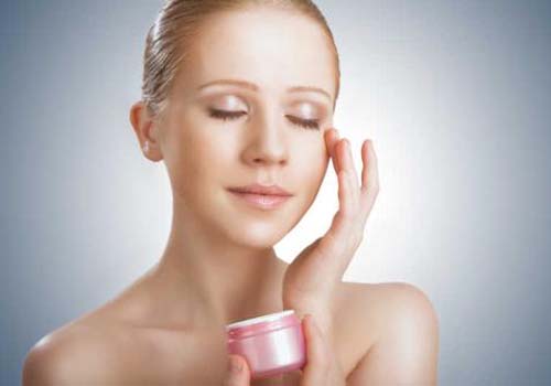 干燥季節如何給皮膚補水保濕 簡單4步喚醒水嫩肌膚-易網<a href=http://www.xllyou.com/ target=_blank class=infotextkey>健康養生</a>網 干燥季節如何給皮膚補水保濕 簡單4步喚醒水嫩肌膚