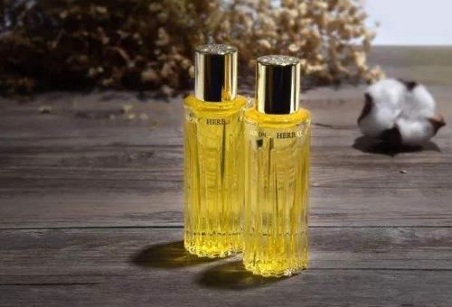 精華油的使用方法 護(hù)膚時加點(diǎn)它效果簡直不要太好-易網(wǎng)健康<a href=http://www.xllyou.com/jkys/ target=_blank class=infotextkey>養(yǎng)生</a>網(wǎng) 精華油的使用方法 護(hù)膚時加點(diǎn)它效果簡直不要太好