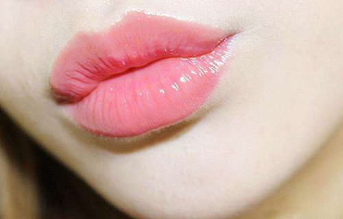 嘴唇皺紋多怎么辦 7個小技巧還你水潤嘟嘟唇-易網<a href=http://www.xllyou.com/ target=_blank class=infotextkey>健康養(yǎng)生</a>網 嘴唇皺紋多怎么辦 7個小技巧還你水潤嘟嘟唇