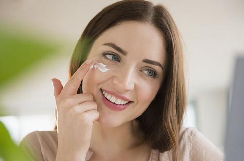 不可錯(cuò)過的眼霜用法指南 護(hù)膚小白快收藏!-易網(wǎng)<a href=http://www.xllyou.com/ target=_blank class=infotextkey>健康養(yǎng)生</a>網(wǎng) 不可錯(cuò)過的眼霜用法指南 護(hù)膚小白快收藏!