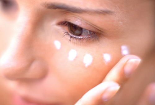 眼霜的正確使用方法 眼霜使用注意事項(xiàng)-易網(wǎng)健康養(yǎng)生網(wǎng) 眼霜的正確使用方法 眼霜使用注意事項(xiàng)