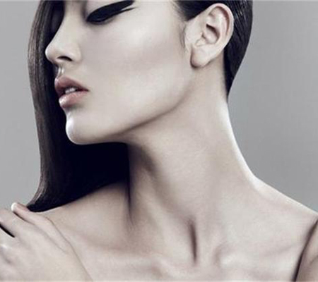 頸紋是怎么形成的?對抗頸紋應(yīng)該這樣做-易網(wǎng)<a href=http://www.xllyou.com/ target=_blank class=infotextkey>健康養(yǎng)生</a>網(wǎng) 頸紋是怎么形成的?對抗頸紋應(yīng)該這樣做