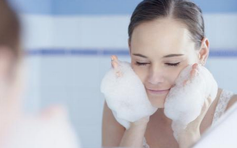 潔面乳和洗面奶有什么區別?如何正確使用潔面產品-易網<a href=http://www.xllyou.com/ target=_blank class=infotextkey>健康養生</a>網 潔面乳和洗面奶有什么區別?如何正確使用潔面產品