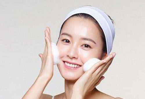 潔面乳和洗面奶有什么區別?如何正確使用潔面產品-易網健康養生網 潔面乳和洗面奶有什么區別?如何正確使用潔面產品