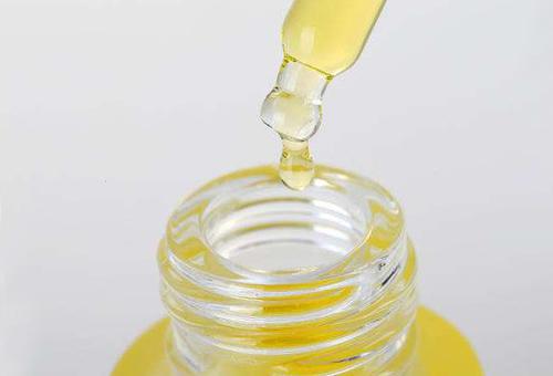 精華油的使用方法 護(hù)膚時加點(diǎn)它效果簡直不要太好-易網(wǎng)健康養(yǎng)生網(wǎng) 精華油的使用方法 護(hù)膚時加點(diǎn)它效果簡直不要太好