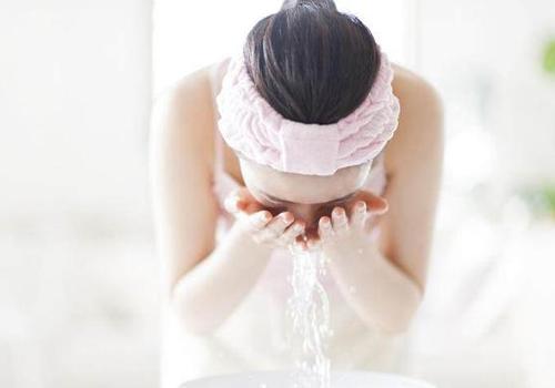 冷水洗臉毛孔會變小嗎 冷水洗臉要注意什么-易網<a href=http://www.xllyou.com/ target=_blank class=infotextkey>健康養生</a>網 冷水洗臉毛孔會變小嗎 冷水洗臉要注意什么