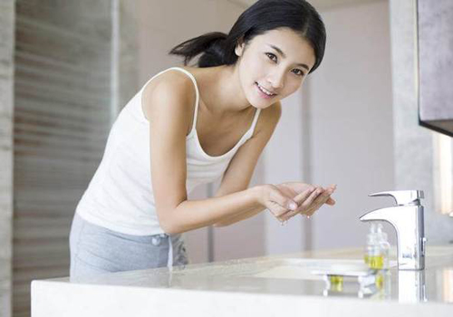 冷水洗臉毛孔會變小嗎 冷水洗臉要注意什么-易網健康養生網 冷水洗臉毛孔會變小嗎 冷水洗臉要注意什么