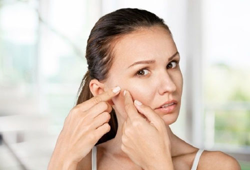 為什么不能用手?jǐn)D痘痘?用手?jǐn)D痘痘的危害-易網(wǎng)健康<a href=http://www.xllyou.com/jkys/ target=_blank class=infotextkey>養(yǎng)生</a>網(wǎng) 為什么不能用手?jǐn)D痘痘?用手?jǐn)D痘痘的危害