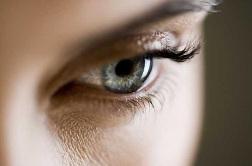 眼霜和眼部精華的區(qū)別 教你正確使用順序-易網健康養(yǎng)生網 眼霜和眼部精華的區(qū)別 教你正確使用順序