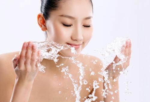 掌握正確洗臉方式 改善粗糙膚質-易網健康<a href=http://www.xllyou.com/jkys/ target=_blank class=infotextkey>養生</a>網 掌握正確洗臉方式 改善粗糙膚質