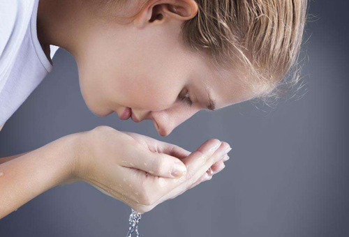 掌握正確洗臉方式 改善粗糙膚質-易網健康養生網 掌握正確洗臉方式 改善粗糙膚質