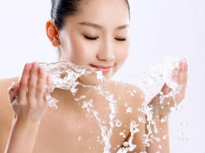 掌握正確洗臉方式 改善粗糙膚質(zhì)