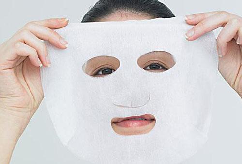 什么時間敷面膜效果好?晚上睡前護膚效果加倍-易網(wǎng)<a href=http://www.xllyou.com/ target=_blank class=infotextkey>健康養(yǎng)生</a>網(wǎng) 什么時間敷面膜效果好?晚上睡前護膚效果加倍