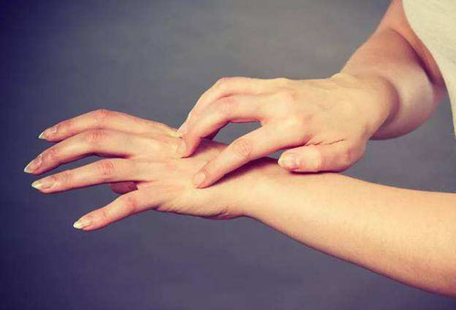 春季容易皮膚瘙癢 原來是這4個原因造成的!-易網健康<a href=http://www.xllyou.com/jkys/ target=_blank class=infotextkey>養生</a>網 春季容易皮膚瘙癢 原來是這4個原因造成的!