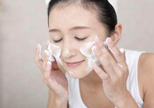 敏感性肌膚怎么選擇化妝品?不含刺激性成分是關鍵-易網<a href=http://www.xllyou.com/ target=_blank class=infotextkey>健康養生</a>網 敏感性肌膚怎么選擇化妝品?不含刺激性成分是關鍵