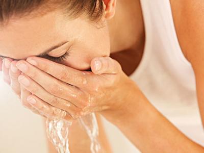 消除皺紋的3個(gè)實(shí)用小技巧 不想變老一點(diǎn)要看