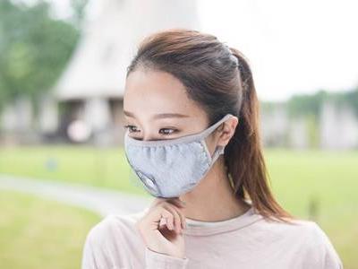 女生長(zhǎng)時(shí)間戴口罩導(dǎo)致長(zhǎng)痘，專家告訴你預(yù)防和治療的方法