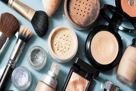 化妝后戴口罩對皮膚有傷害嗎?戴口罩復(fù)工也不要忘記護膚-易網(wǎng)健康<a href=http://www.xllyou.com/jkys/ target=_blank class=infotextkey>養(yǎng)生</a>網(wǎng) 化妝后戴口罩對皮膚有傷害嗎?戴口罩復(fù)工也不要忘記護膚