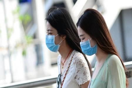 化妝后戴口罩對皮膚有傷害嗎?戴口罩復(fù)工也不要忘記護膚-易網(wǎng)健康養(yǎng)生網(wǎng) 化妝后戴口罩對皮膚有傷害嗎?戴口罩復(fù)工也不要忘記護膚