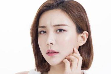 臉上長痘痘的原因有哪些 戰(zhàn)勝痘痘最強大的武器是什么?-易網(wǎng)健康<a href=http://www.xllyou.com/jkys/ target=_blank class=infotextkey>養(yǎng)生</a>網(wǎng) 臉上長痘痘的原因有哪些 戰(zhàn)勝痘痘最強大的武器是什么?