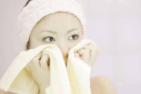 白醋洗臉的四個好處,用白醋洗臉的正確清潔方法-易網<a href=http://www.xllyou.com/ target=_blank class=infotextkey>健康養生</a>網 白醋洗臉的四個好處,用白醋洗臉的正確清潔方法