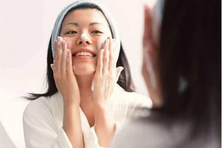 白醋洗臉的四個好處,用白醋洗臉的正確清潔方法-易網健康<a href=http://www.xllyou.com/jkys/ target=_blank class=infotextkey>養生</a>網 白醋洗臉的四個好處,用白醋洗臉的正確清潔方法