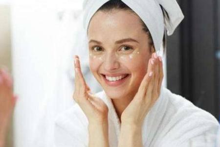 護膚誤區:睡前不涂任何保濕護膚產品可以讓皮膚休息是真的嗎-易網<a href=http://www.xllyou.com/ target=_blank class=infotextkey>健康養生</a>網 護膚誤區:睡前不涂任何保濕護膚產品可以讓皮膚休息是真的嗎