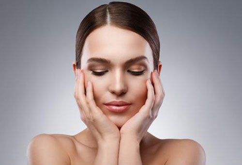 油光滿面太尷尬? 做到這5點能改善!-易網(wǎng)健康<a href=http://www.xllyou.com/jkys/ target=_blank class=infotextkey>養(yǎng)生</a>網(wǎng) 油光滿面太尷尬? 做到這5點能改善!