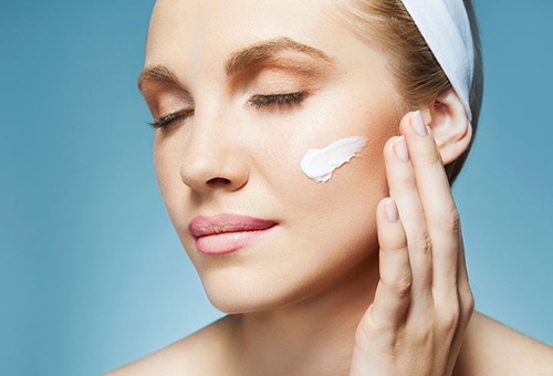 面霜和眼霜的使用順序 眼霜怎么使用-易網健康養生網 面霜和眼霜的使用順序 眼霜怎么使用