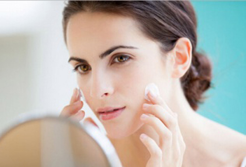 為什么涂完乳液后臉很油?教你6招來應對!-易網健康<a href=http://www.xllyou.com/jkys/ target=_blank class=infotextkey>養生</a>網 為什么涂完乳液后臉很油?教你6招來應對!