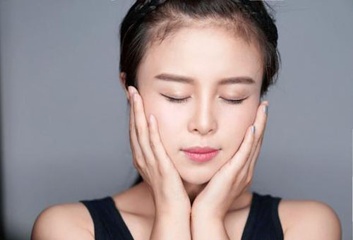 簡(jiǎn)單有效的美白小妙招 讓皮膚白白嫩嫩-易網(wǎng)<a href=http://www.xllyou.com/ target=_blank class=infotextkey>健康養(yǎng)生</a>網(wǎng) 簡(jiǎn)單有效的美白小妙招 讓皮膚白白嫩嫩