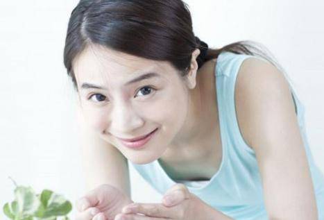 女性憂心怎么瘦臉?四個簡單有效的瘦臉方法-易網(wǎng)<a href=http://www.xllyou.com/ target=_blank class=infotextkey>健康養(yǎng)生</a>網(wǎng) 女性憂心怎么瘦臉?四個簡單有效的瘦臉方法