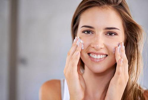 為什么涂完乳液后臉很油?教你6招來應對!-易網健康養生網 為什么涂完乳液后臉很油?教你6招來應對!