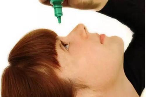 眼藥水怎么滴?小編分享正確步驟-易網<a href=http://www.xllyou.com/ target=_blank class=infotextkey>健康養生</a>網 眼藥水怎么滴?小編分享正確步驟