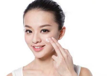 護膚知識大全:孕期護膚品怎么選?五種產品要慎用-易網<a href=http://www.xllyou.com/ target=_blank class=infotextkey>健康養生</a>網 護膚知識大全:孕期護膚品怎么選?五種產品要慎用