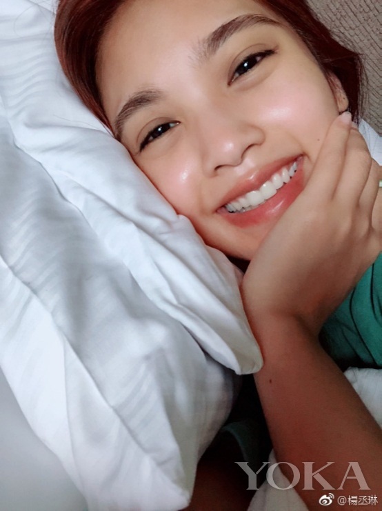 看起來毫不費力的少女感， 離不開“黑精靈”的雕琢