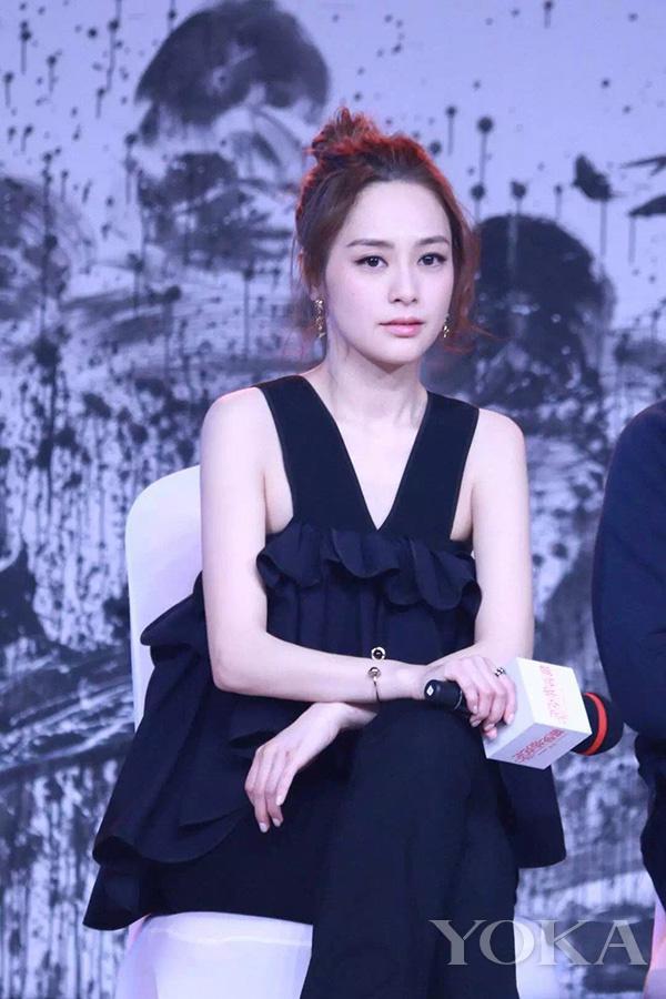 看起來毫不費力的少女感， 離不開“黑精靈”的雕琢