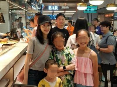 網友偶遇章澤天劉強東 奶茶妹妹素顏甜笑少女肌贏了!