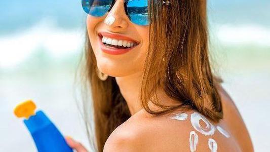 涂防曬霜需要卸妝嗎?防曬霜沒卸干凈怎么辦-易網健康<a href=http://www.xllyou.com/jkys/ target=_blank class=infotextkey>養生</a>網 涂防曬霜需要卸妝嗎?防曬霜沒卸干凈怎么辦