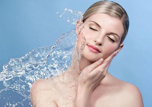 油性皮膚用什么護膚品 油性肌膚夏季如何護膚-易網<a href=http://www.xllyou.com/ target=_blank class=infotextkey>健康養生</a>網 油性皮膚用什么護膚品 油性肌膚夏季如何護膚