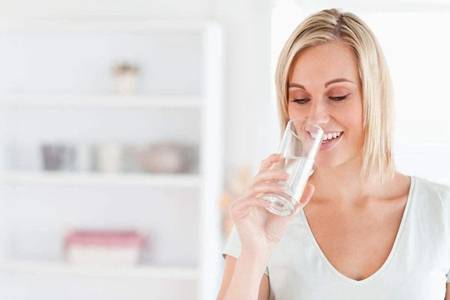 嘴唇干裂脫皮怎么辦,六個(gè)潤(rùn)唇方法養(yǎng)護(hù)嬌嫩嘴唇-易網(wǎng)<a href=http://www.xllyou.com/ target=_blank class=infotextkey>健康養(yǎng)生</a>網(wǎng) 嘴唇干裂脫皮怎么辦,六個(gè)潤(rùn)唇方法養(yǎng)護(hù)嬌嫩嘴唇