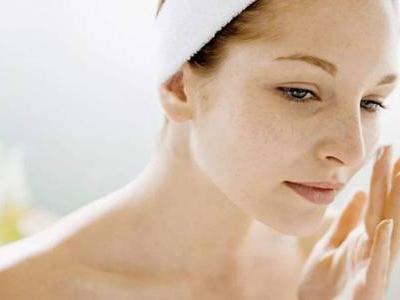 皮膚過敏癥怎么治除根,女生臉上紅腫過敏的緩解方法