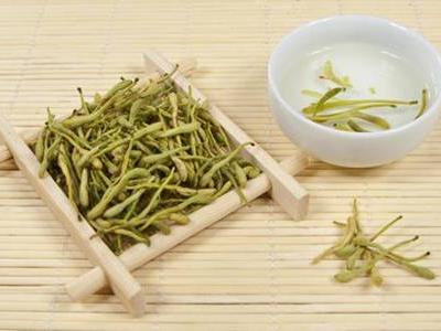 金銀花的美容功效與作用,金銀花泡水祛痘還你好皮膚