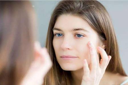 眼袋重是什么原因造成的,女性快速去除眼袋的四個(gè)方法-易網(wǎng)健康養(yǎng)生網(wǎng) 眼袋重是什么原因造成的,女性快速去除眼袋的四個(gè)方法