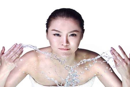 日?？焖倜腊椎姆椒?，女性亮白皮膚的六個妙招