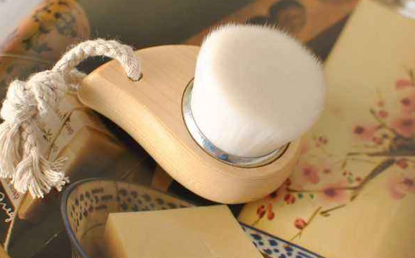 使用潔面刷會導致毛孔變大嗎？如何正確使用潔面刷