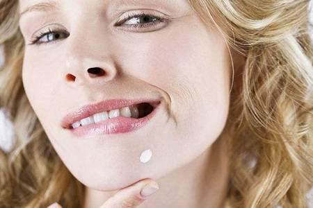 女人下巴長痘痘是什么原因  2種小方法快速消除臉上青春痘