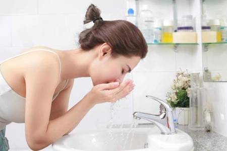 臉上長痘痘如何消除用什么藥 這3個最簡單的祛痘方法要記住-易網健康<a href=http://www.xllyou.com/jkys/ target=_blank class=infotextkey>養生</a>網 臉上長痘痘如何消除用什么藥 這3個最簡單的祛痘方法要記住